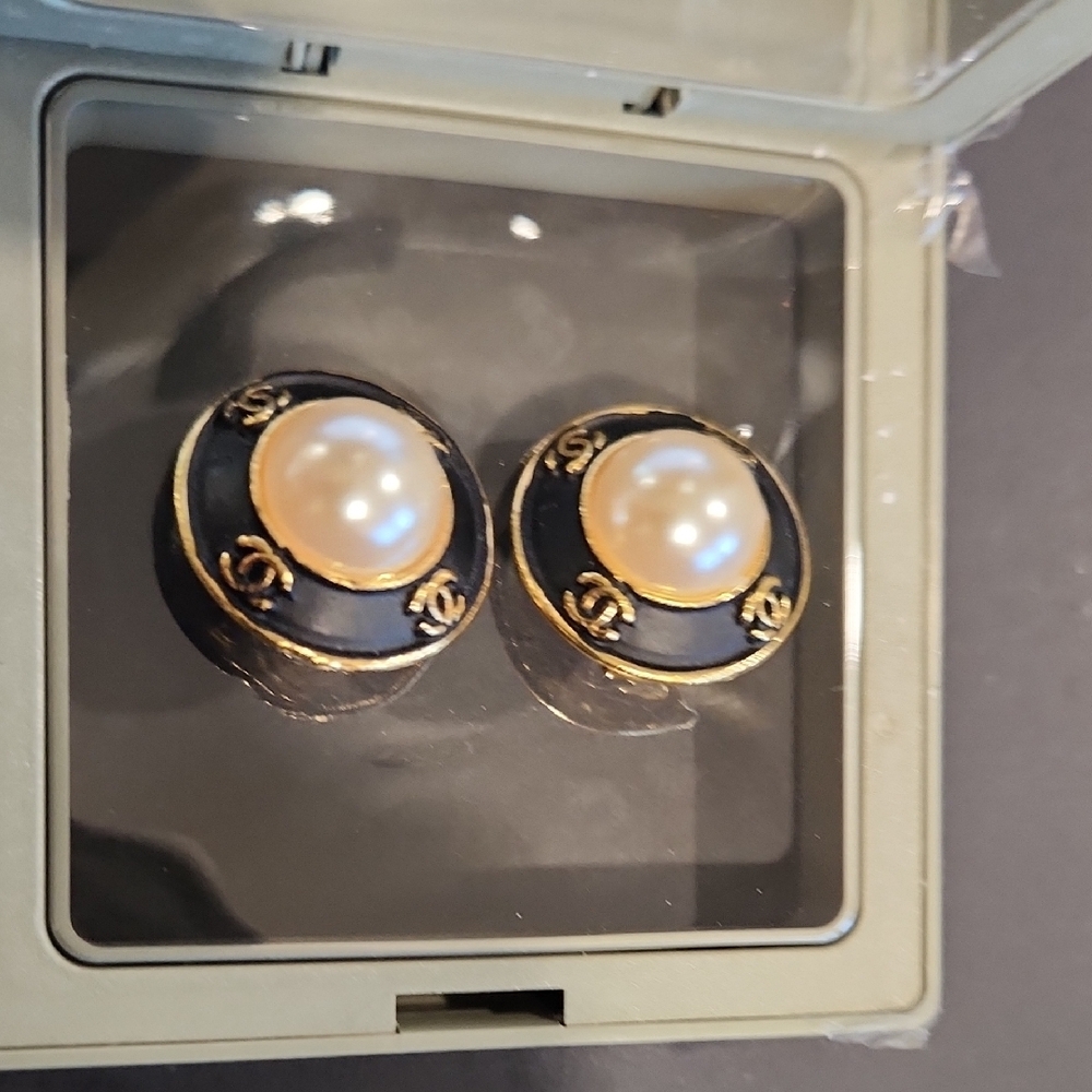 Chanel Gold And Faux Pearl Clipon Earrings - Picture 11 of 11